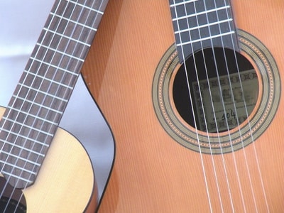 Apprendre la guitare : une différence entre classique et