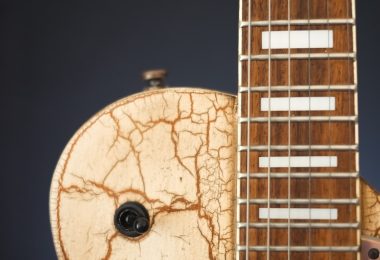 découvrez notre large sélection de cordes de guitare, adaptées à tous les styles et niveaux de jeu. que vous soyez débutant ou musicien confirmé, trouvez les cordes parfaites pour exprimer votre créativité et améliorer votre son.